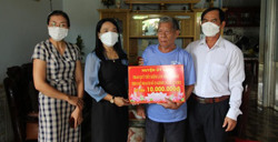 Huyện ủy Lắk: Trao kinh phí hỗ trợ đảng viên có hoàn cảnh khó khăn