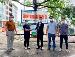 Trung ương Hội Thầy thuốc trẻ Việt Nam tặng quà cán bộ y tế chống dịch ở tuyến đầu có hoàn cảnh khó khăn