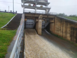 Có 3 hồ chứa xả tràn để điều tiết nước