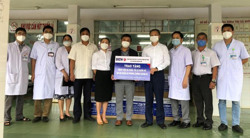 Trao tặng 1.000 bộ bảo hộ phòng, chống dịch COVID-19