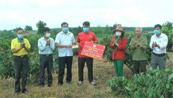 Mặt trận huyện Ea Kar hỗ trợ trên 186 triệu đồng vốn sản xuất, chăn nuôi cho hộ nghèo