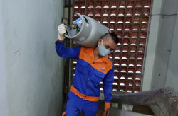 Bà nội trợ phải trả hơn nửa triệu đồng khi đổi bình gas mới