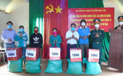 Trung đoàn 584 hỗ trợ nhân dân bị ảnh hưởng bởi dịch COVID-19