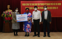 Đoàn công tác của Ban Dân vận Thành ủy TP. Hồ Chí Minh thăm và tặng quà hỗ trợ phòng, chống dịch COVID-19 tại Đắk Lắk