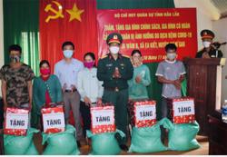Bộ Chỉ huy Quân sự tỉnh tặng quà người dân khó khăn do dịch COVID-19
