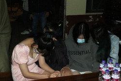 Xử phạt quán karaoke và tiệm cắt tóc mở cửa giữa lúc dịch bệnh Covid-19