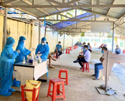 Huyện Krông Bông: Tạm thời phong tỏa thị trấn Krông Kmar test để nhanh kháng nguyên SARS-CoV-2.