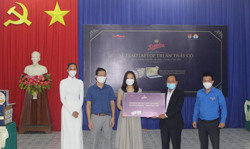 Huyện M’Drắk: Lễ trao laptop tri ân thầy cô