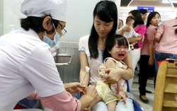 Đừng bỏ lỡ tiêm vaccine phòng bệnh cho trẻ