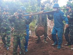 Đắk Nông: Xử lý quả bom sát thương MK82 được phát trong rẫy người dân