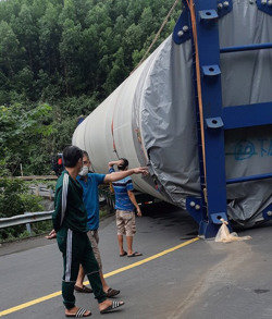 Xe chở thiết bị điện gió mắc kẹt, Quốc lộ 26 ùn tắc nhiều giờ