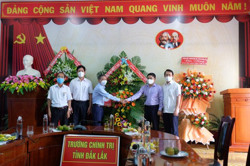 Phó Bí thư Thường trực Tỉnh ủy Phạm Minh Tấn chúc mừng Ngày Nhà giáo Việt Nam tại Trường Chính trị tỉnh