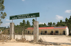 “Cõng” chữ lên “cổng trời” Ea Rớt