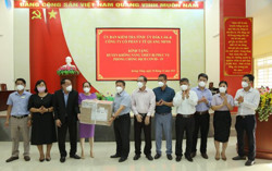 Ủy ban Kiểm tra Tỉnh ủy trao máy xét nghiệm sinh hóa tự động tặng huyện Krông Năng