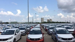 Ô tô dưới 9 chỗ nhập khẩu tăng hơn 98% so với tháng trước