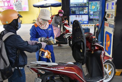 Nên sớm giảm thuế xăng dầu