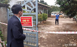 Lãnh đạo huyện Krông Năng kiểm tra, động viên bệnh nhân COVID-19 đang điều trị tại nhà