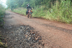 Xe quá tải trọng làm hư hỏng đường dân sinh