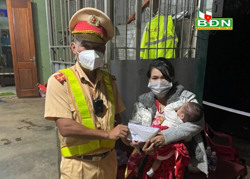 Hai mẹ con đi đường kiệt sức được cảnh sát giao thông đưa về nhà