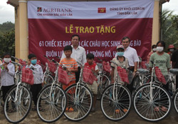 Trao 61 xe đạp tặng học sinh buôn kết nghĩa Liêng Krắk