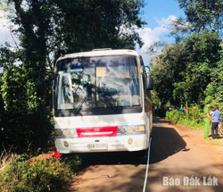 Ngã từ ô tô xuống, một học sinh tử vong thương tâm