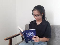 Cô học trò nhỏ mê đọc sách