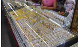 Giá vàng hôm nay 10-12: Giảm tiếp khi dòng tiền dồn vào USD