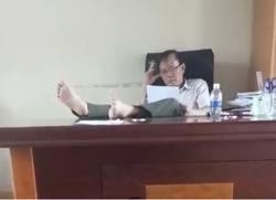 Hạt trưởng kiểm lâm có thói quen gác 2 chân lên bàn xin từ chức