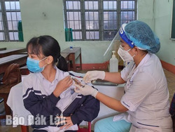Tiêm vắc xin phòng COVID-19 cho học sinh THCS: Kịp thời và an toàn