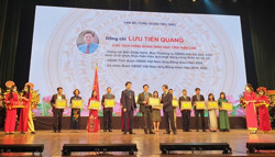 Một cán bộ Công đoàn Giáo dục Đắk Lắk được tuyên dương cán bộ công đoàn tiêu biểu.