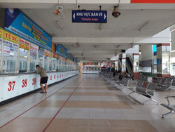 Xe Tết "nín thở" chờ khách