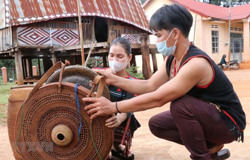 Độc đáo những “chiếc áo” cồng chiêng