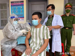 Thị xã Buôn Hồ: Tổ chức tiêm phòng vắc xin COVID – 19 cho người bị tạm giữ, tạm giam và phạm nhân