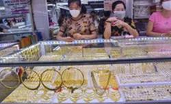 Giá vàng hôm nay 17-12: Tăng mạnh lên ngưỡng 1.800 USD/ounce