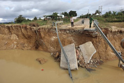 Cầu sập sau mưa lũ: Hàng trăm hộ dân xã vùng sâu bị chia cắt