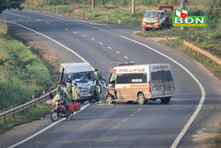 TP. Gia Nghĩa, xe cứu thương đối đầu xe khách, hai tài xế bị thương