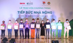Trao vốn “Tiếp sức nhà nông” cho 40 nông hộ tại huyện Buôn Đôn