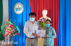 Trao hơn 40 triệu đồng hỗ trợ học sinh bị rắn cắn