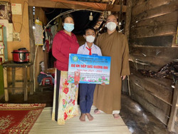 Tiếp bước học sinh vùng khó đến trường