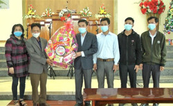 Lãnh đạo huyện Ea Kar thăm và tặng quà nhân dịp Giáng sinh 2021