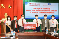 Agribank Đắk Lắk tài trợ an sinh giáo dục và trao giải thưởng cho sinh viên Trường Đại học Tây Nguyên