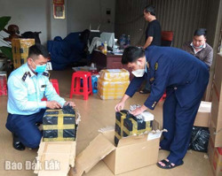 Phát hiện xe vận chuyển gần 500 bao thuốc lá điếu nhập lậu