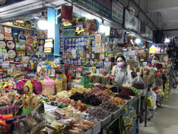 Tiểu thương e dè dự trữ hàng Tết