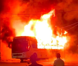 Xe khách giường nằm bốc cháy sau tiếng nổ