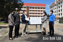 Liên đoàn Lao động tỉnh thăm và tặng quà đoàn viên, người lao động Bệnh viện dã chiến số 3