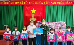 Đồn Biên phòng Sê Rê Pốk tặng quà cho học sinh có hoàn cảnh khó khăn