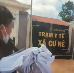 Yêu cầu làm rõ vụ nhân viên y tế xé áo blouse trước cơ quan