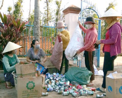 Thu gom phế liệu gây quỹ hỗ trợ phụ nữ nghèo