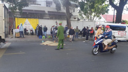 Một phụ nữ chết thảm dưới bánh xe thư báo