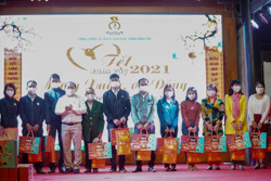 Trao 310 suất quà tặng giáo viên, người lao động